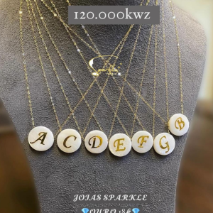 Colares com nomes iniciais em ouro 18k disponíveis para pré-encomenda .
