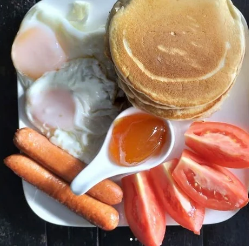 Pequeno almoço no café de mel