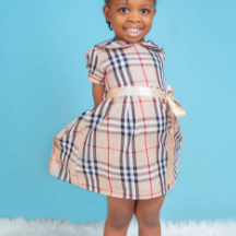 Vestido infantis disponíveis na ponta Gea