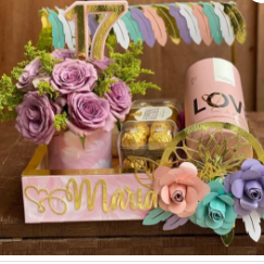 Caixa linda personalisada por @basket.bliss 😍 Arranjo feito por nós