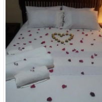 Quarto casal p 1 pessoa 1.500 Quarto com 2 camas 2 pessoas 2.500 Com pequeno almoço incluido..