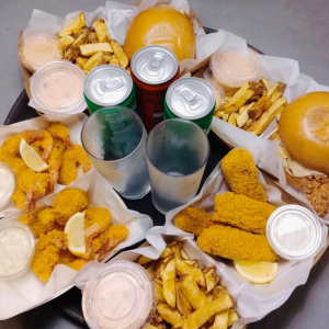 Tem o hamburger de frango menu - 5500 Fish sticks menu - 5500 Só o shrimp - 4500