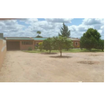 Casa 2 quartos, sala, banheiro, cozinha e área de serviço. Possui garagem coberta para um carro.