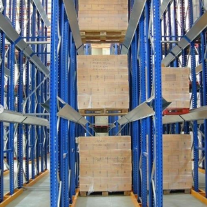 Fornecimento e montagem de equipamento para Armazéns