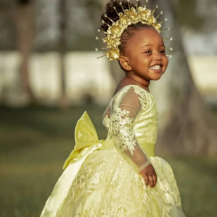 Tiara disponível em branco, vermelho e prateado.