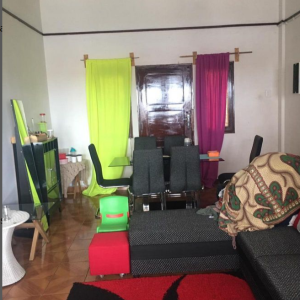 Vende-se flat tipo 2 Segundo andar Sala espaçosa Quartos espaçosos Cozinha boa Casa de banho boa Prédio médio