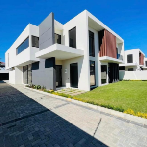 moradia Luxuosa independente tipo 4 no bairro da costa do sol por traz da aqua park///4-Swet///1-escritório///4-varandas///toda casa climatizada///1-wc geral///cozinha americana com Microado,2-fornos,2-fugue’s inbutivel