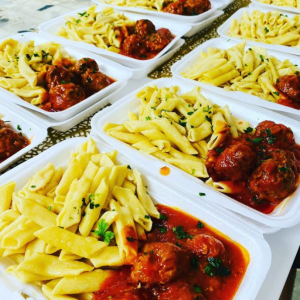 Massa com almôndegas repousadas no molho de tomate