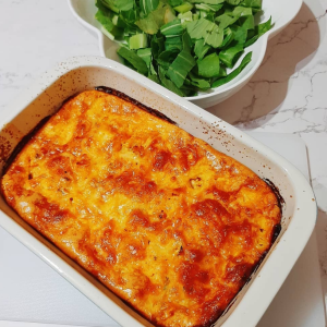 Low Carb 😋 . ➡Ingredientes: . Massa: 4 ovos 1 chávena de farinha de amêndoas 5 colheres de sopa de frango desfiado. 2 colheres de sopa de queijo parmesão ralado 1/2 chávena de água