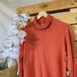 Blusão cor de laranja Tamanho M Preço 300mts