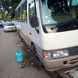 Substituição de rolamento de compressor 🔧 Eliminação de fuga de gás 🔧 Recarga de gás R134a 🔧 Aplicação de óleo 8 no compressor 🔧 Substituição de filtro de cabine