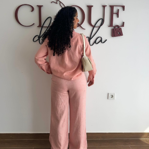 Camisa (S/M) : 3.700 meticais Calça (M) : 4.500 meticais