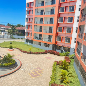 Disponível para arrendamento  Flat Moderna Tipo 3 *Localização* - Condomínio Vila Sol (novo prédio) *Descrição do apartamento* • 3 Quartos - (1 em suíte) • Cozinha Americana