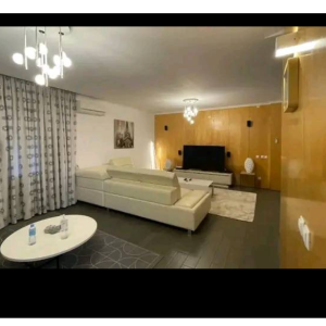 Arrenda-se e Vende -se MORADIA LUXUOSA MOBILADA t4 no  Condominio Triunfo R/C 1 sala de estar 1 sala de jantar 1 cozinha Americana equipada 1WC