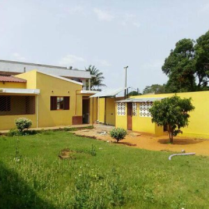 tp2 com teto falso nas mahotas proximo da estrada bem localizado. -Todos quartos suítes -Canil -Área de serviços -Sistema de alarme -eletrofrence