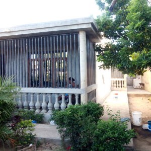 Vende-se Casa T3 no espaço de 20X20 no Bairro de Matendene (Magoanine B) com as seguintes características: - Boa localização (á 10 minutos da paragem) e com saída para 3 principais estradas; - 3 quartos;