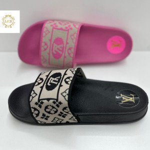 Chinelos 🥰  Bem confortáveis e de qualidade 👌🏾 Preço: 800 MT