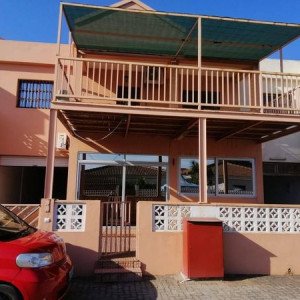 Tipo 3 cozinha WC 3 duas varandas panorâmicas suíte com jacuzzi garagem para três carros num condomínio na cidade da Matola mobiliada renda 65 mil mt