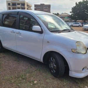 Toyota Sienta recém importados a preço de  oferta 295.000