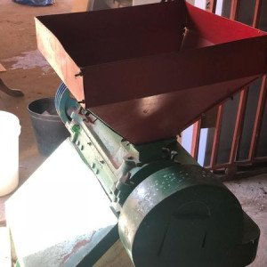 Moageira 2a mão pouco usada e sem nenhum problema. Óptimo para expandir ou começar um negócio.  Preço: 100.000.00 Mt