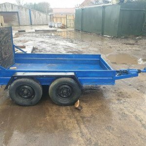 REBOQUE DE CARRO USADO À VENDA Trailer de carro de dois eixos metálicos. A condição é usada porta traseira de rampa 50ml