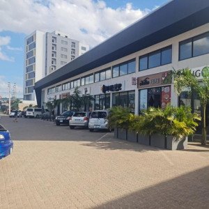 Para alugar uma loja maravilhosa 95m2 Banheiro privado Localizado na Matola perto de construtores