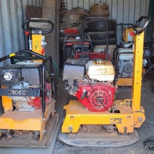 Venda de todo tipo de material de construçao Pavé Coferragens Andaimes Diversas Maquinas:  para compactar: Cilindro, Placa compactadora 160kg, Compactadora Saltitante, Geradores, Martelo Eletrico, Motobombas, Vibrador de betão e Betoneiras.
