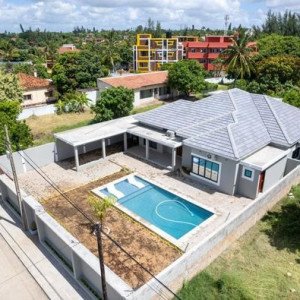 Vende-se Tipo-3 na cidade da Matola ✅ Cozinha americana com ilha, fogão embutido, forno exaustor; ✅ 3 Quartos com guarda-fatos; ✅ Suíte master; ✅ Casa de banho comu