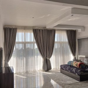 Costura e Montagem de cortinas Fornecimento de persianas