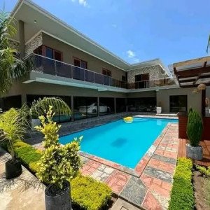 Vende-se Luxuosa Vivenda Tipo4 no Bairro de Tchumene-2 Próximo a  Paragem Contentor Amarelo, Estrada Nacional N4. 👉 5-Quartos(3Suites). 👉 Sala de Estar. 👉 Sala de Jantar.